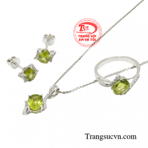 Chẳng những vậy, khi diện bộ trang sức này bạn sẽ tỏa ra một nguồn năng lượng thu hút mọi ánh nhìn xung quanh. 