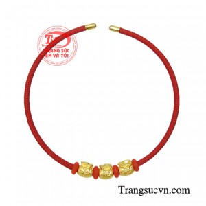 Vòng charm vàng may mắn được thiết kế theo hình dạng túi tiền chạm khắc chữ phúc mang đến phú quý, tài lộc. 