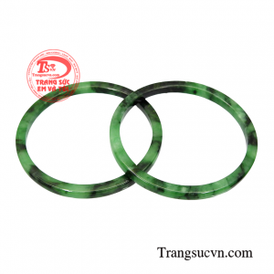 Vòng ngọc đôi may mắn được chế tác sáng bóng và đầy tỉ mỉ. 