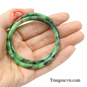 Ngọc cẩm thạch được biết tới tính chất vừa hợp phong thủy vừa mang đến sức khỏe cho người dùng. 