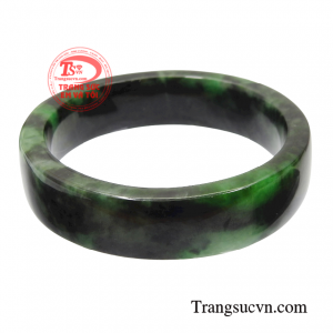 Vòng ngọc jadeit sang trọng hay còn gọi là ngọc Jadeite là một loại ngọc quý thường được các vua quan thời xưa sử dụng. 