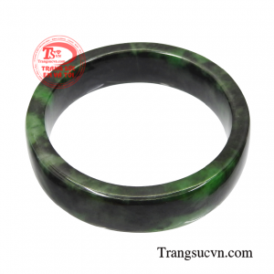 Ngọc này tượng trưng cho sự giàu có, sang trọng, quyền quý. 