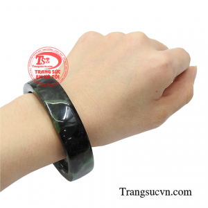 Vòng cẩm thạch có giấy kiểm định đá quý.