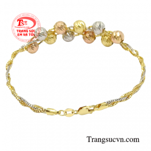 Thiết kế độc đáo, thời thượng khiến mọi set đồ đều trở nên nổi bật ngay lập tức, nhờ đó mà bạn dễ dàng gây được ấn tượng mạnh với người đối diện.