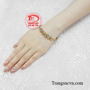 Vòng nữ vàng ấn tượng