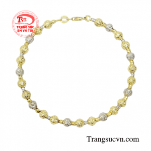 Vòng tay vàng từ lâu đã là món trang sức được phái đẹp yêu thích lựa chọn đeo bên mình