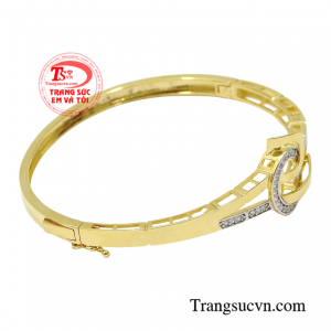 Vòng tay vàng luôn là phụ kiện không thể thiếu của các quý cô hiện đại.