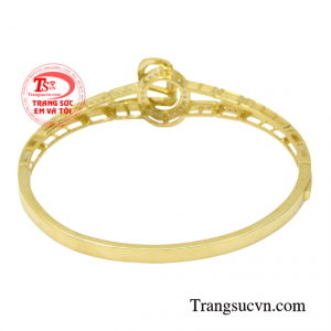 Không chỉ mang đến vẻ thời trang và nổi bật mà còn đem lại nét riêng biệt, tạo ấn tượng với người xung quanh.