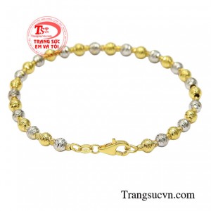 Vòng tay vàng tây luôn có sức hút với phái đẹp giúp các cô gái gây được ấn tượng mạnh với những người xung quanh.