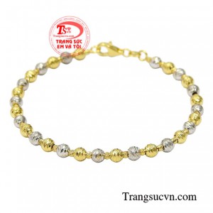 Với phong cách trẻ trung, nữ tính dễ dàng kết hợp cùng nhiều kiểu trang phục từ công sở cho đến đi chơi.