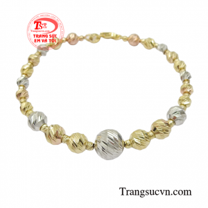 Với phong cách trẻ trung, nữ tính dễ dàng kết hợp cùng nhiều kiểu trang phục