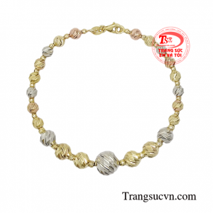 Vì vậy vòng tay vàng tây luôn là dòng trang sức được các cô nàng yêu thích