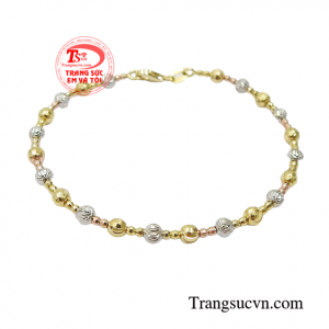 Vòng tay bi vàng cũng là món quà được phái đẹp yêu thích vào các dịp ý nghĩa.