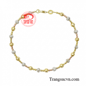 Với chiếc vòng tay vàng này các cô nàng có thể kết hợp với nhiều phong cách thời trang tạo nên nét cá tính riêng và nổi bật