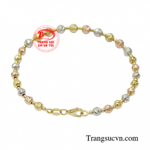 Với những đường nét phay sáng bóng chiếc vòng tay luôn hấp dẫn mọi ánh nhìn, giúp phái đẹp thêm nổi bật và cuốn hút