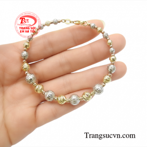 Vòng tay vàng tây là món quà ấn tượng dành tặng cho người phụ nữ của bạn.