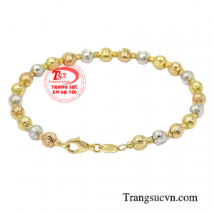 Sự kết hợp giữa vàng màu, vàng trắng và vàng hồng đem tới chiếc vòng tay thêm nổi bật và thu hút hơn.