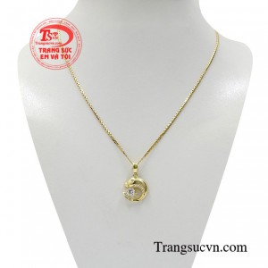 Bộ dây chuyền cá heo xinh xắn sự kết hợp hoàn hảo giữa mặt dây vàng tây và dây chuyền nữ vàng tỏa sáng.