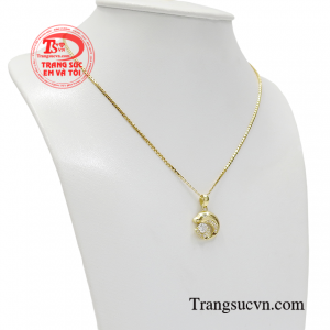 Đặc biệt, người sở hữu bộ dây chuyền nữ vàng này sẽ vô cùng xinh đẹp và thu hút ánh nhìn với người đối diện.