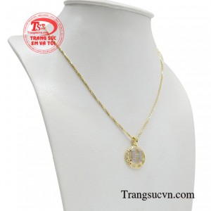 Bộ dây chuyền thiết kế đơn giản nhưng lại ấn tượng từ cái nhìn đầu tiên khi bạn lướt đến. 