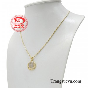 Với vẻ đẹp độc lạ đầy phóng khoáng thì đối với một cô gái có cá tính mạnh sẽ không thể bỏ qua món trang sức này. 