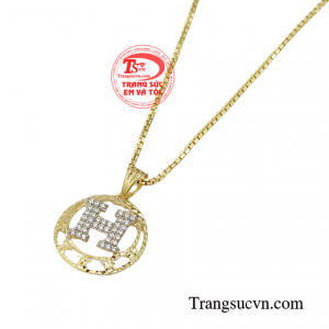 Bộ sản phẩm gợi lên hình ảnh một cô gái hiện đại nhưng không kém phần thu hút.