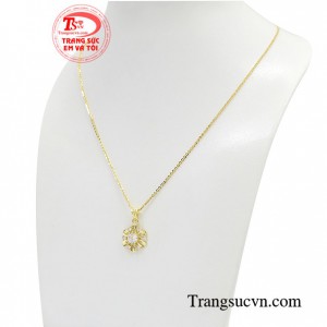Bộ dây chuyền vàng là dòng sản phẩm đặc biệt được ưa chuộng hiện nay, giúp phái đẹp thêm phần cá tính, nổi bật và thời trang