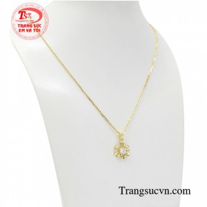 Sản phẩm cũng dễ dàng kết hợp với nhiều phong cách và trang phục tạo nên phong cách riêng thu hút ánh nhìn