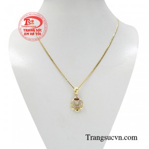 Bộ dây chuyền mỹ lệ là sự lựa chọn hoàn hảo dành cho những cô nàng theo phong cáquyến rũ.