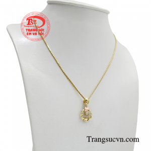Khi diện món trang sức này các cô gái tỏa sáng như những đóa hoa kiêu sa mà lại dịu ngọt khiến bao người say mê.