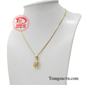 Bộ sản phẩm sẽ thật thích hợp khi phối cùng những bộ cánh thướt tha, thanh lịch.