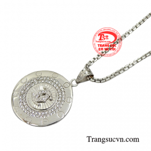 Sản phẩm chế tác từ vàng tây 10k bền đẹp, sáng bóng.