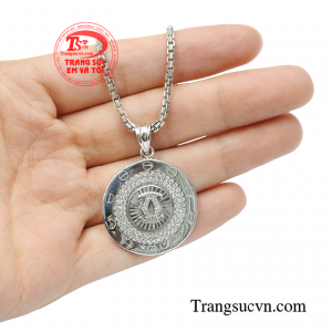 Bộ trang sức dễ dàng kết hợp cùng nhiều kiểu trang phục. 