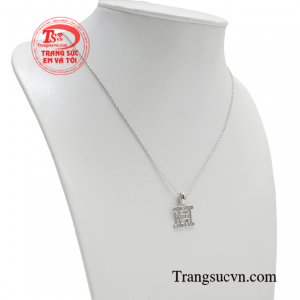 Sản phẩm phù hợp phong cách cá tính, hiện đại, dễ dàng kết hợp cùng nhiều kiểu trang phục. 