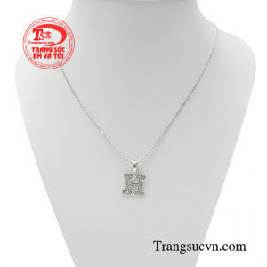 Bộ dây chuyền nữ độc đáo được những người thợ kim hoàn chế tác một các tỉ mỉ tạo nên sản phẩm hoàn mỹ.