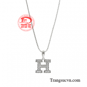 Khi đeo bộ dây chuyền lên người giúp phái đẹp luôn nổi bật, thu hút  ánh nhìn. 