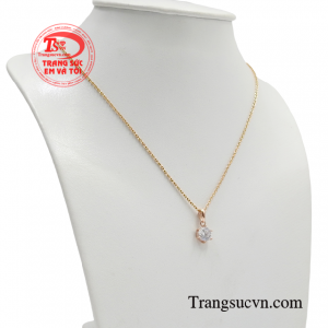 Bộ dây chuyền cũng dễ dàng kết hợp vời nhiều kiểu trang phục tạo nên phong cách cá tính và cuốn hút. 