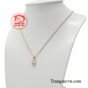 Đây có lẽ là món trang sức không thể thiếu giúp các cô gái tỏa sáng hơn trước đám đông. 