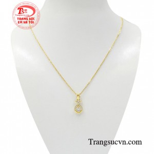 Bộ dây chuyền nữ xinh xắn vàng 10k là sự kết hợp giữa dây chuyền vàng và mặt dây gắn đá dễ thương