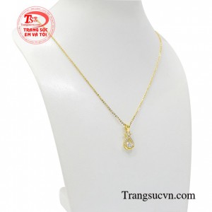 Đây có lẽ là món trang sức không thể thiếu giúp các cô gái tỏa sáng hơn trước đám đông