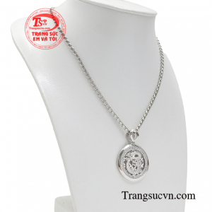 Sư kết hợp hài hòa giữa dây chuyền và mặt dây rồng quyền lực, mang lại sự mới mẻ, cá tính và sang trọng. 