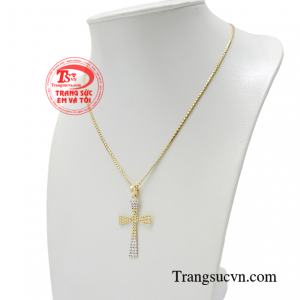 Với sự kết hợp giữa dây chuyền và mặt dây thánh giá sẽ là sự phối hợp ăn ý giúp phái mạnh toát lên phong thái thời thượng.