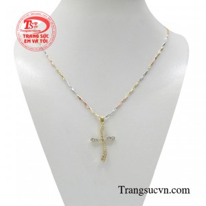 Bộ dây chuyền thánh giá ước nguyện được chế tác đầy tinh xảo.