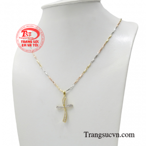 Việc lựa chọn vàng18k làm chất liệu đã đem đến bộ sản phẩm hoàn mỹ.
