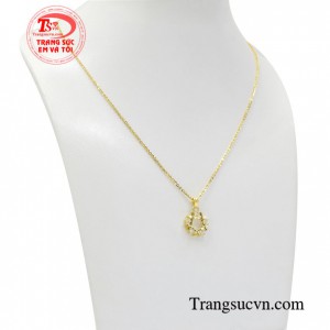 Bộ trang sức kết hợp hài hòa giữa dây chuyền nhỏ xinh và mặt dây vàng tây xinh xắn phù hợp với nhiều lứa tuổi và phong cách