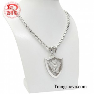 Bộ sản phẩm giúp phái mạnh thêm phần nam tính năng động, pha trộn nét mạnh mẽ quyết đoán tạo nên một người đàn ông gai góc và đầy bản lĩnh