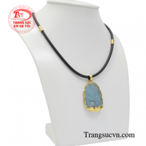 Chiếc mặt dây chạm khắc hình vị Phật Hư Không Tạng Bồ Tát đem lại cho người dùng sự bình an, may mắn.