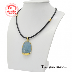 Với điểm nhấn là sắc xanh của đá aquamarine giúp truyền cho bạn nguồn năng lượng mới mẻ để tận hưởng từng giây của cuộc sống.