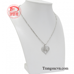 Với sự kết hợp của mặt dây chữ ấn tượng và chiếc dây chuyền vàng trắng thời trang tạo điểm nhấn và vẻ thanh lịch cho các cô gái.