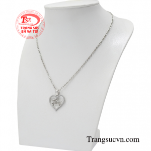 Mỗi một món trang sức đều thể hiện được cá tính của người đeo.